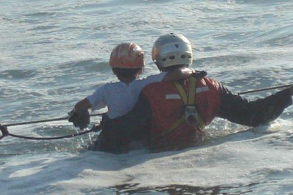Rescate en el agua.-DEFENSA CIVIL DE CHILE