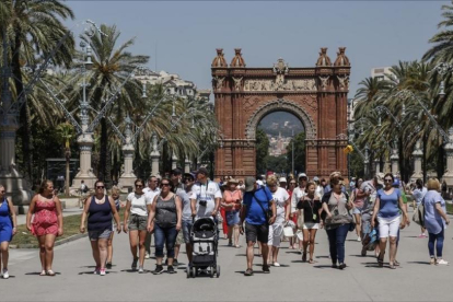 Turistas en el paseo de Lluís Companys de Barcelona.-JULIO CARBÓ