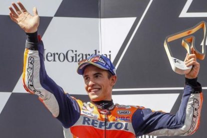 Marc Márquez (Honda) celebra, en el podio del Red Bull Ring, su segundo puesto.-EL PERIÓDICO
