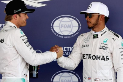 Rosberg (izquierda) felicita a Hamilton tras lograr el británico la 'pole' en México.-AFP