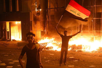 Manifestantes en Basora (Irak) durante las protestas contra las autoridades.-NABIL AL JURANI / AP