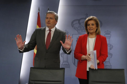 El portavoz del Gobierno y ministro de Cultura, Íñigo Méndez de Vigo, y la ministra de Empleo, Fátima Bañez.-JUAN CARLOS HIDALGO / EFE