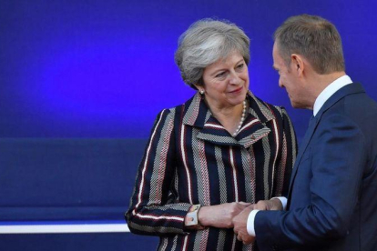 La primera ministra británica, Theresa May, y el presidente del Consejo Europeo, Donald Tusk.-AFP / EMMANUEL DUNAND