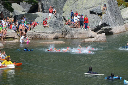 Casi 300 nadadores tomaron parte en la tradicional travesía a la Laguna Negra. / Raquel Fernández-