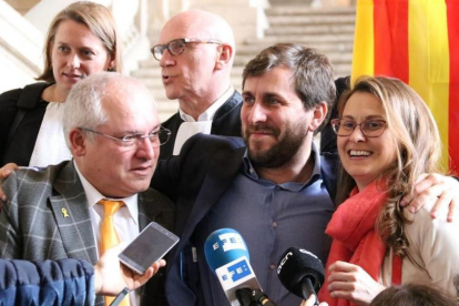 Lluís Puig, Toni Comín y Meritxell Serret celebran la decisión del juez.-/ BLANCA BLAY (ACN)