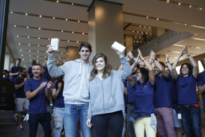 Roger Ribó y Clara Bayés, los primeros en comprar el iPhone 7 en Barcelona.-ALBERT BERTRAN