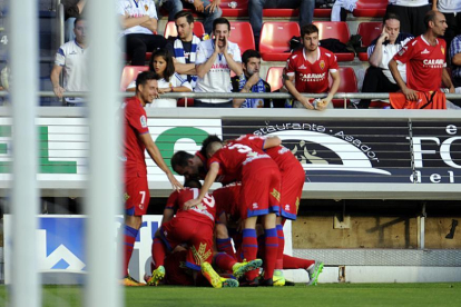 Los jugadores del Numancia celebran el gol de Nacho que a la postre daba la victoria ante el Zaragoza.-Diego Mayor