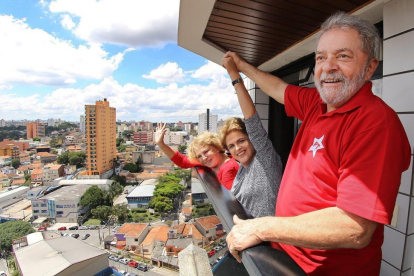 Lula (derecha), junto a su mujer, Marisa (izq) y Dilma Rousseff (centro), el pasado 5 de marzo, en Brasilia.-EFE