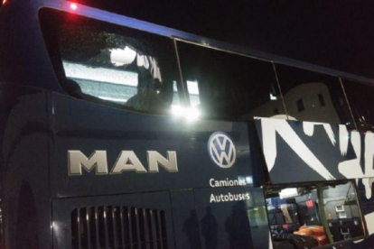 Así quedó el bus del Monterrey tras ser vandalizado por hinchas rivales.-CIUDAD DE MEXICO