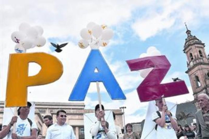 Colombianos se manifiestan por la paz en Bogotá.-