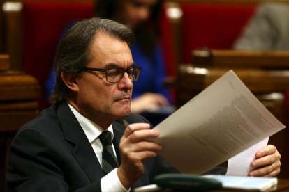 El presidente de la Generalitat en funciones, Artur Mas, toma notas durante el pleno del Parlament de Cataluña-ANDREU DALMAU