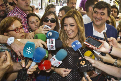 La presidenta en funciones de la Junta de Andalucía, Susana Díaz, atiende a los medios de comunicación durante su visita al barrio de Isla Chica en Huelva, ayer.-Foto: EFE