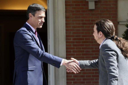 El presidente del Gobierno en funciones, Pedro Sánchez, recibe en la Moncloa al líder de Podemos, Pablo Iglesias, el pasado 7 de mayo.-DAVID CASTRO