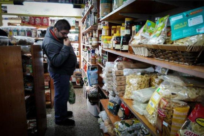 Una persona en Argentina revisa los precios de los productos básicos.-EFE