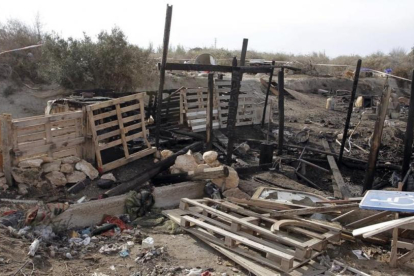 Restos de la chabola incendiada.-RICARDO GARCÍA