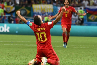 Hazard se arrodilla para celebrar el éxito de Bélgica ante Brasil.-AFP / JEWEL SAMAD