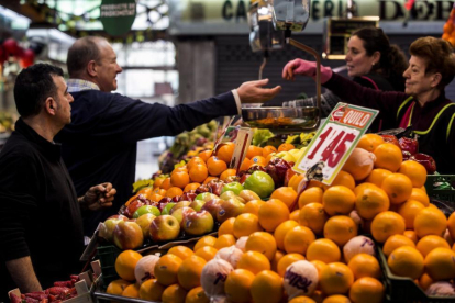 Un puesto de fruta en el interior del mercado de la Concepció.-JOAN PUIG
