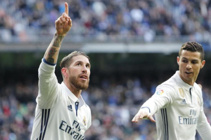 Sergio Ramos celebra su primer gol ante el Málaga, en el Bernabéu.-EFE / ÁNGEL DÍAZ