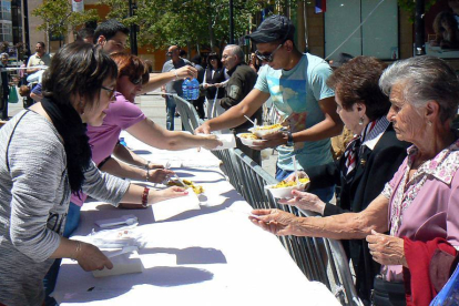 Reparto de raciones de paella, ayer, en la plaza San Esteban.-