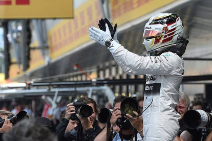 Lewis Hamilton celebra su 'pole' número 46.-Foto: AFP / ANDREJ ISAKOVIC