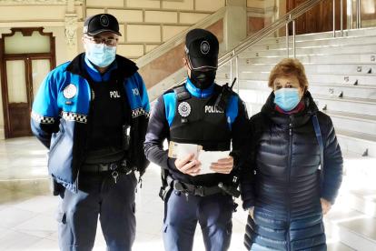Una ciudadana entrega a la Policía Local de Valladolid una importante suma de dinero que había encontrado en un cajero automático. ICAL