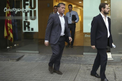 José Grinda (derecha) y Fernando Bermejo (izquierda) salen de la sede de CDC, en agosto del 2016.-EFE / TONI ALBIR