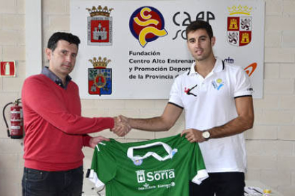 Ángel Romera y Juanmi González en la presentación del jugador. / Álvaro Martínez-