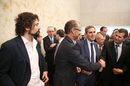 Acto de toma de posesión de Juan Vicente Herrera como presidente de la Junta de Castilla y León. En la imagen de Ia D, el portavoz de IU en las Cortes, José Sarrión; el portavoz de Ciudadanos, Luis Fuentes, el procurador popular, JUan José Sanz Vitorio; y-Ical