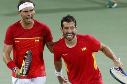 Nadal y López celebran un punto en la victoria sobre Marach y Peya.-EFE / MICHAEL REYNOLDS