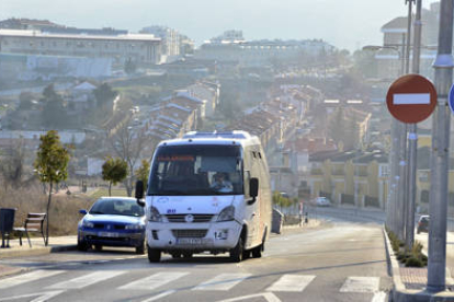 Uno de los autobuses del servicio de transporte urbano. / ÁLVARO MARTÍNEZ-