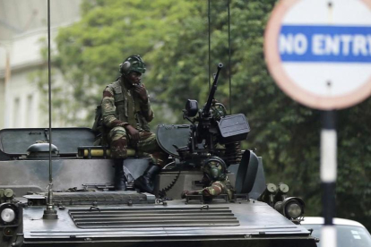 Soldados sentados en un vehículo militar en una calle de Harare, la capital de Zimbabue, el 16 de noviembre.-AP