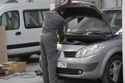 Un taller de automoción de la capital.-VALENTÍN GUISANDE