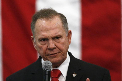 El candidato republicano para las elecciones legislativas de Alabama, Roy Moore, durante el mitin de este lunes.-/ AP / BRYNN ANDERSON (AP)