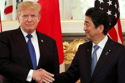 El presidente de EEUU, Donald Trump, y el primer ministro de Japón, Shinzo Abe, en Tokio.-REUTERS / JONATHAN ERNST
