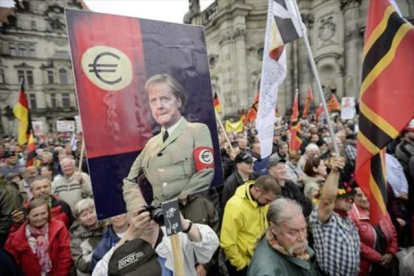 Seguidores de Pegida, en una protesta contra Merkel y los refugiados.-