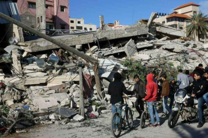La campaña de bombardeos israelís de represalia alcanza el centro de Gaza capital. En la foto, un edificio destrozado en Gaza.-ADEL HANA