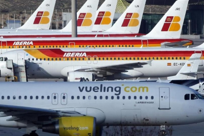 Avión de Vueling en el aeropuerto de Madrid.-EL PERIÓDICO