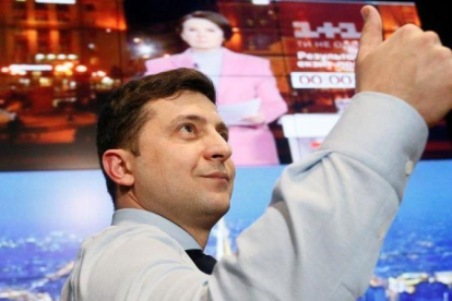El actor y candidato a la presidencia de Ucrania Volodymyr Zelenskiy saluda a sus seguidores, el 31 de marzo del 2019 en Kiev, tras conocer los resultados de la primera vuelta de las elecciones.-REUTERS / VALENTYN OGIRENKO