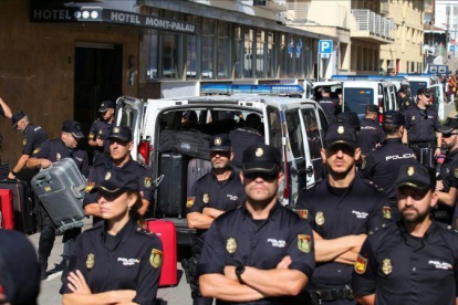 Policías nacionales en la localidad de Pineda de Mar.-ALBERT GEA