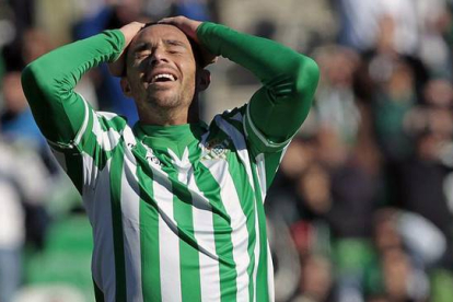 Rubén Castro se lamenta tras fallar una oportunidad, en un partido del Betis en el estadio Benito Villamarín.-Foto: EFE/ JULIO MUÑOZ