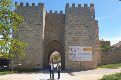 Miguel Latorre y Jesús Cedazo durante la visita a la muralla adnamantina. HDS