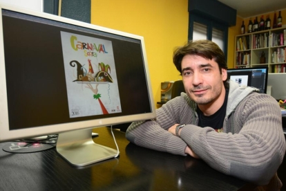 El premiado con el cartel ganador.-