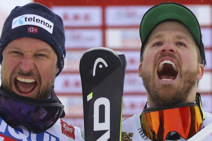Svindal (izquierda) y Jansrud celebran su doblete en el descenso del Mundial de Are.-AP / MARCO TROVATI