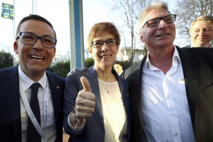La presidenta del Sarre, Annegret Kramp-Karrenbauer, celebra su triunfo con su marido (derecha) y un compañero de partido.-REUTERS / KAI PFAFFENBACH