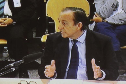 Estanislao Rodríguez-Ponga, durante el interrogatorio en el juicio por las tarjetas black en la Audiencia Nacional.-EFE / JUAN CARLOS HIDALGO