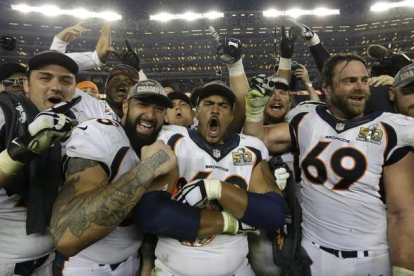 Los Broncos de Manning se proclaman campeones de la Super Bowl      AP / GREGORY BULL      Jugadores de los Broncos celebran la victoria que les convierte en campeones de la Super Bowl 50.-AP