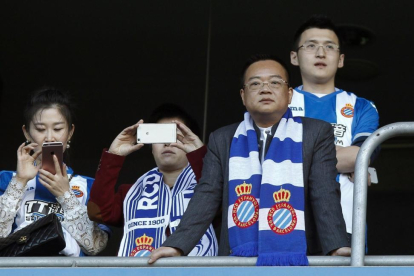 El principal accionista del RCD Espanyol el chino Chen Yansheng  en el palco durante un partido del equipo-QUIQUE GARCIA / EFE