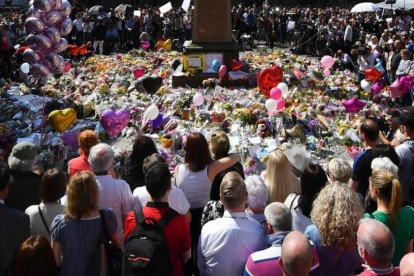 La multitud congregada en Manchester en homenaje a las víctimas.-BEN STANSALL / AFP