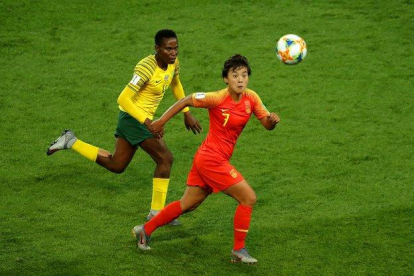 Shuang Wang, la estrella china, de rojo, durante el pasado Mundial de fútbol disputado en Francia.-RICHARD HEATHCOTE / GETTY IMAGES
