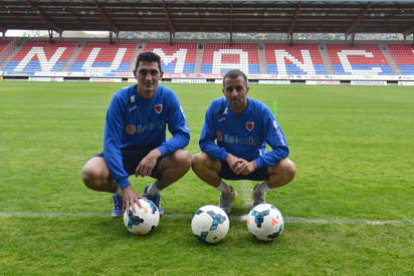 Juanma y David González en el campo de Los Pajaritos. / Álvaro Martínez-